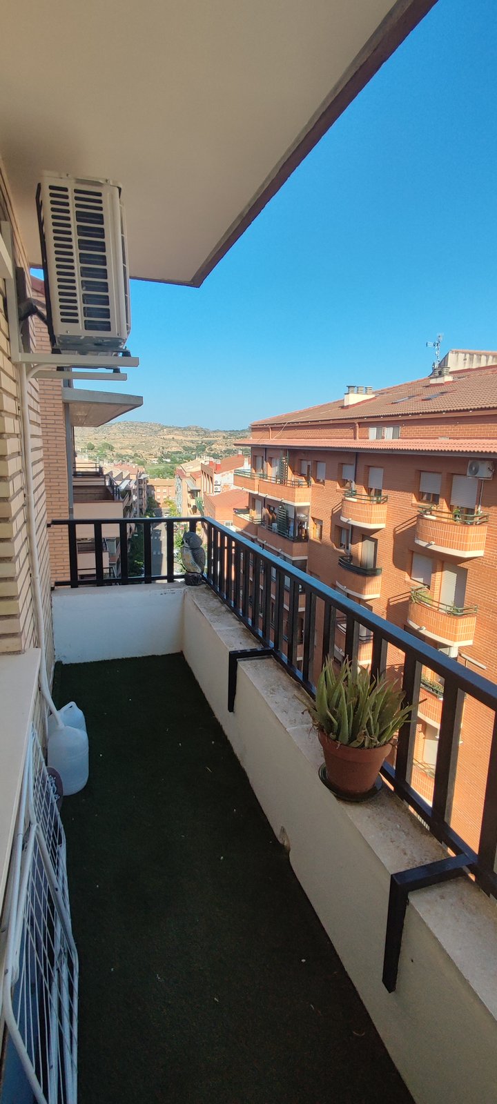 Balcón con vistas a las afueras de Alcañiz