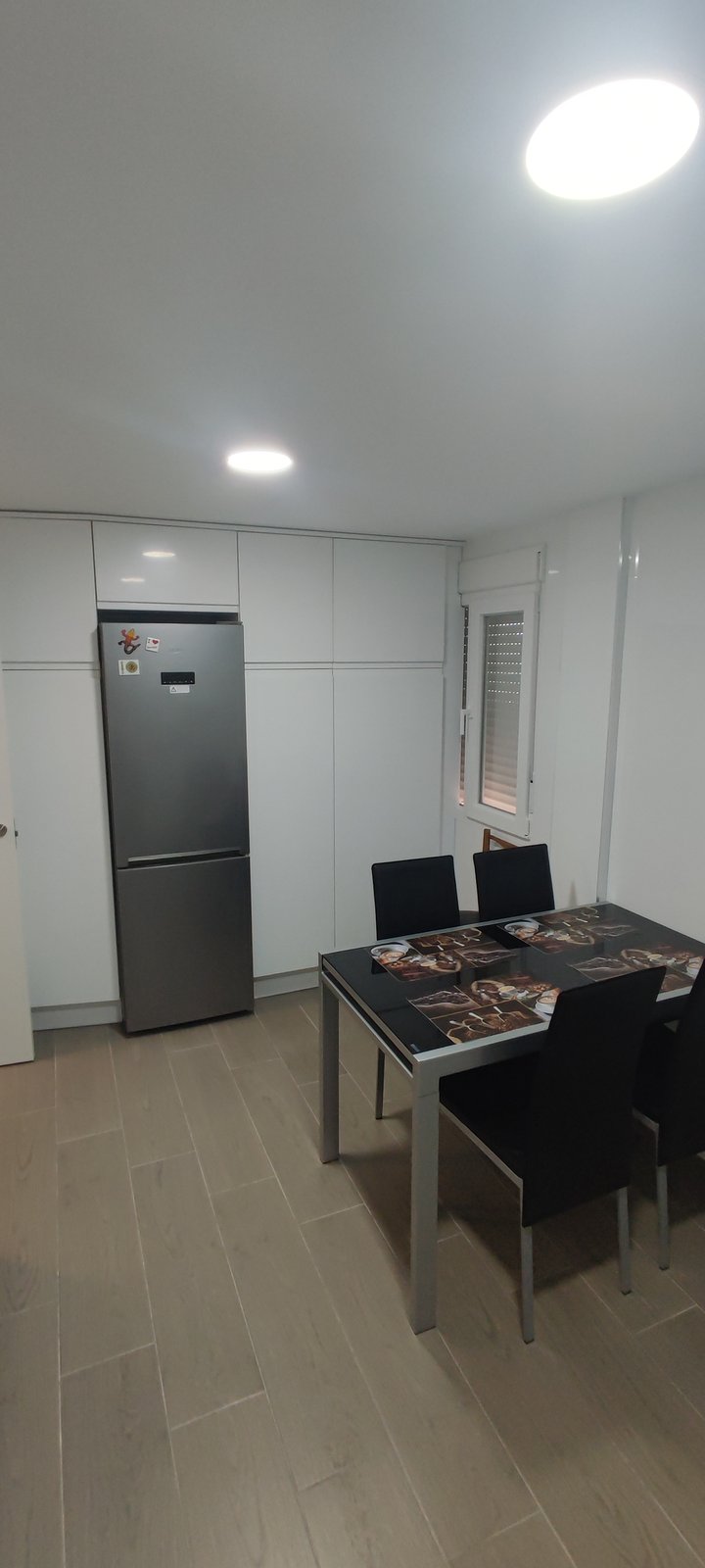 Detalle de la cocina con frigorífico