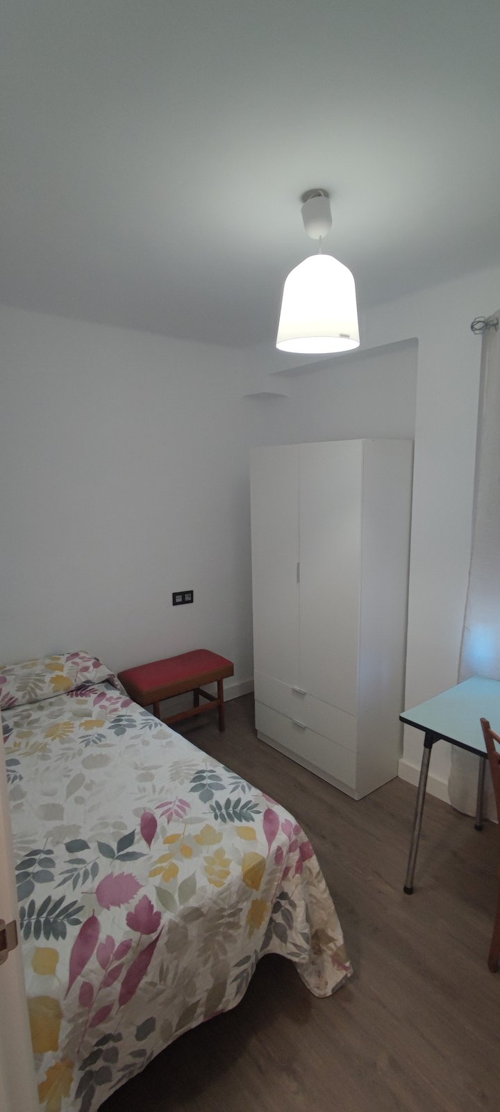 Segunda habitación con cama individual y armario