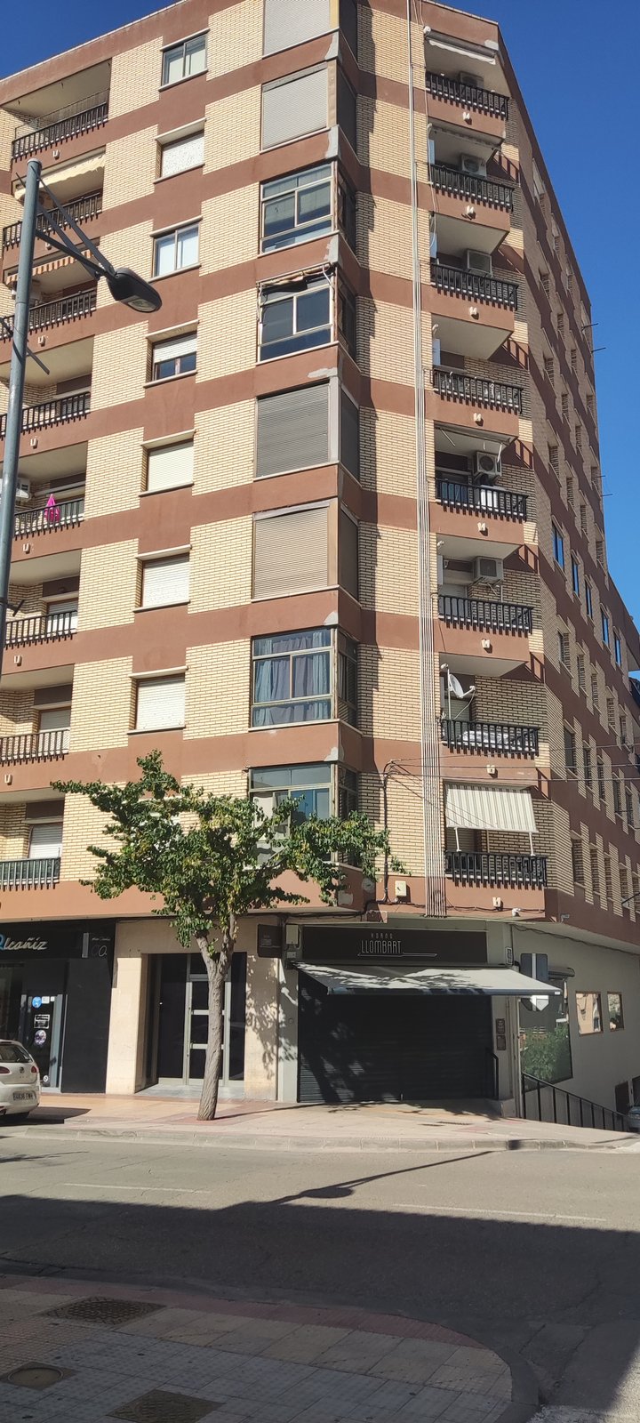 Fachada del edificio en una calle céntrica de Alcañiz