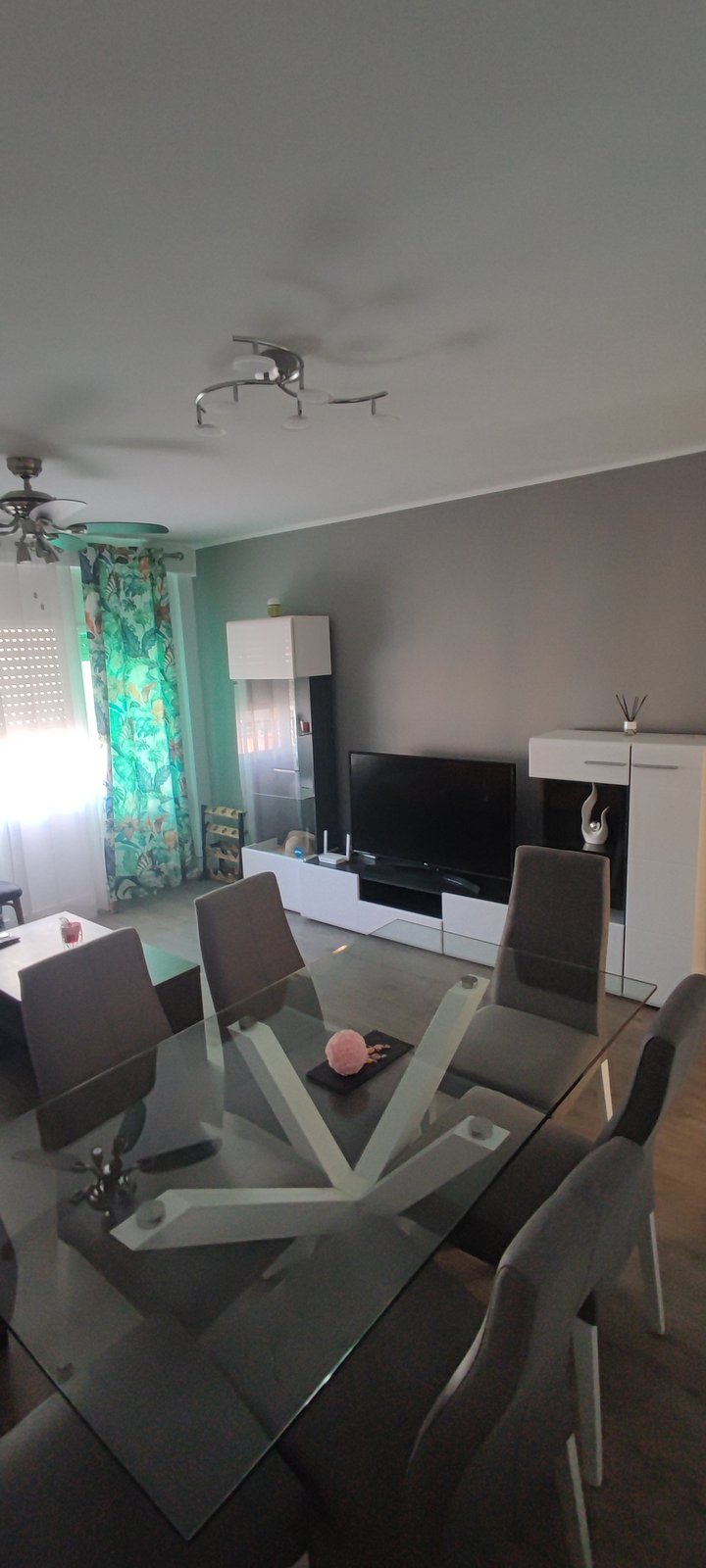Salón con televisión en el apartamento turístico Rema, Alcañiz