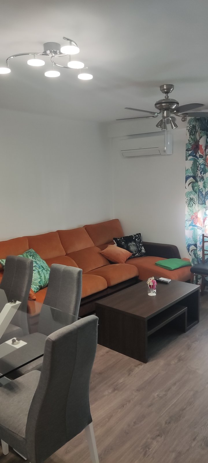 Sofá del salón en Apartamentos Rema